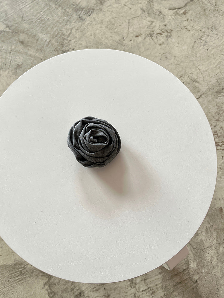 Wide shoulder suit with flower brooch【s0000006514】