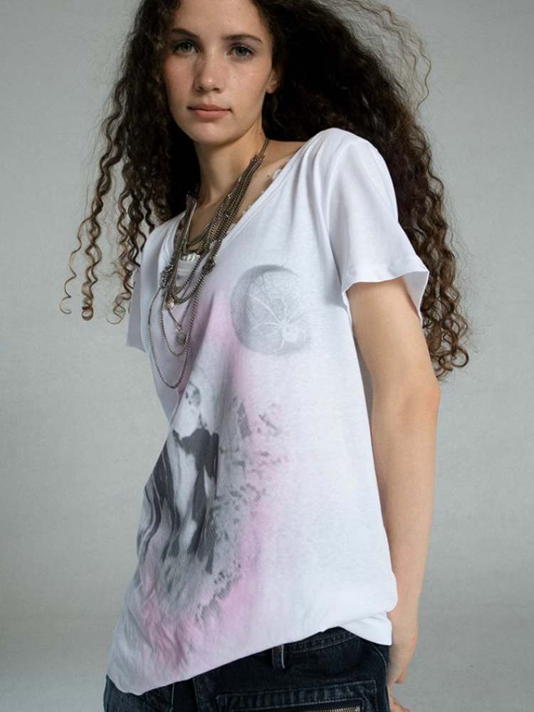 LOOSE V-NECK MYSTERIOUS PRINT T-SHIRT [S0000009023]