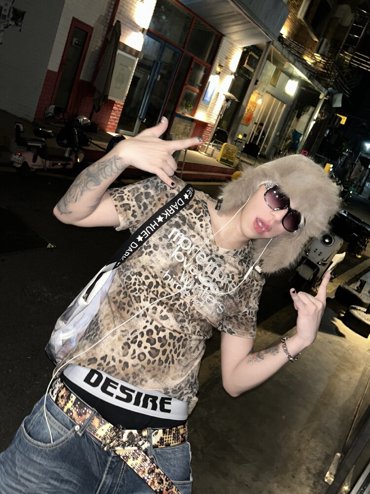 Leopard Slogan Printed V-Neck Tee【s0000018252】
