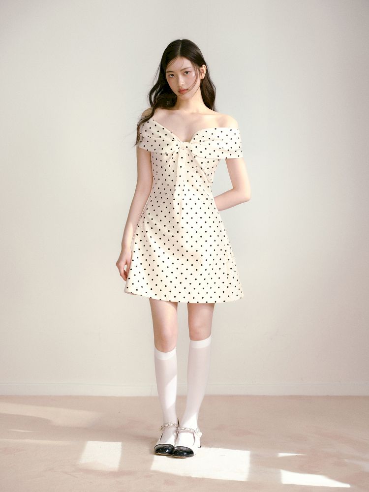 Polka dot three-dimensional bow one-shoulder waisted dress【s0000013238】