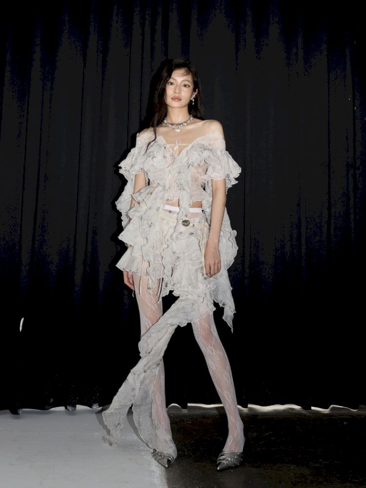 Airy Lightweight Ruffle Top【s0000013208】