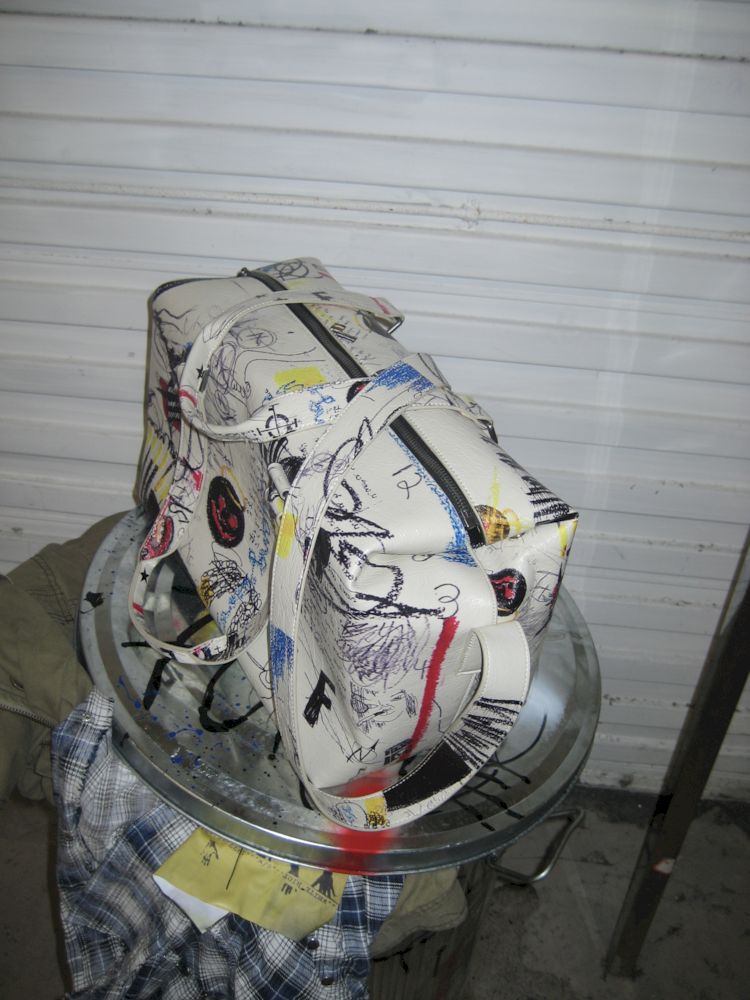 Graffiti art do old recycled material shoulder bag【s0000009564】