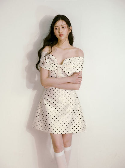 Polka dot three-dimensional bow one-shoulder waisted dress【s0000013238】