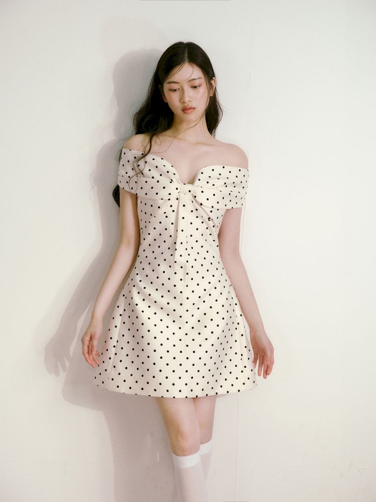 Polka dot three-dimensional bow one-shoulder waisted dress【s0000013238】