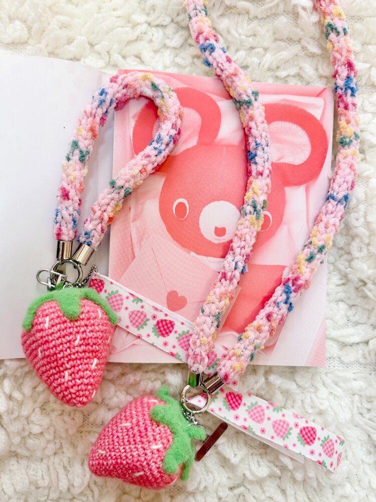 Hand Knitted Strawberry Phone Cord【s0000015612】