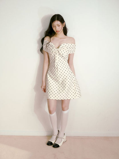 Polka dot three-dimensional bow one-shoulder waisted dress【s0000013238】