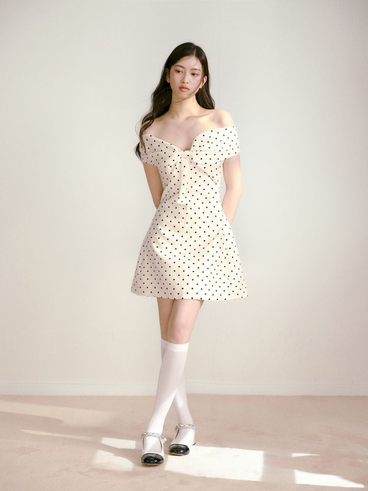Polka dot three-dimensional bow one-shoulder waisted dress【s0000013238】