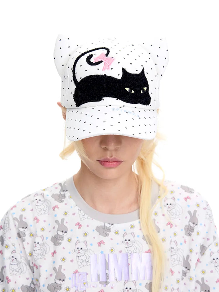 A cat's beanie hat on his head【s0000014095】