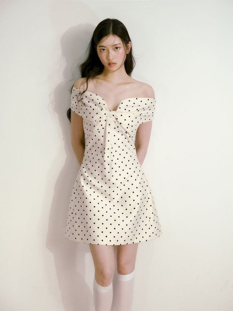 Polka dot three-dimensional bow one-shoulder waisted dress【s0000013238】