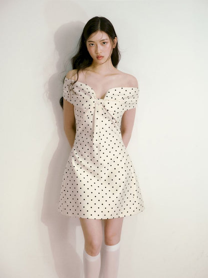 Polka dot three-dimensional bow one-shoulder waisted dress【s0000013238】