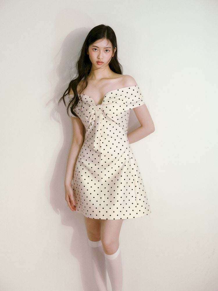 Polka dot three-dimensional bow one-shoulder waisted dress【s0000013238】