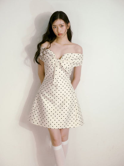 Polka dot three-dimensional bow one-shoulder waisted dress【s0000013238】