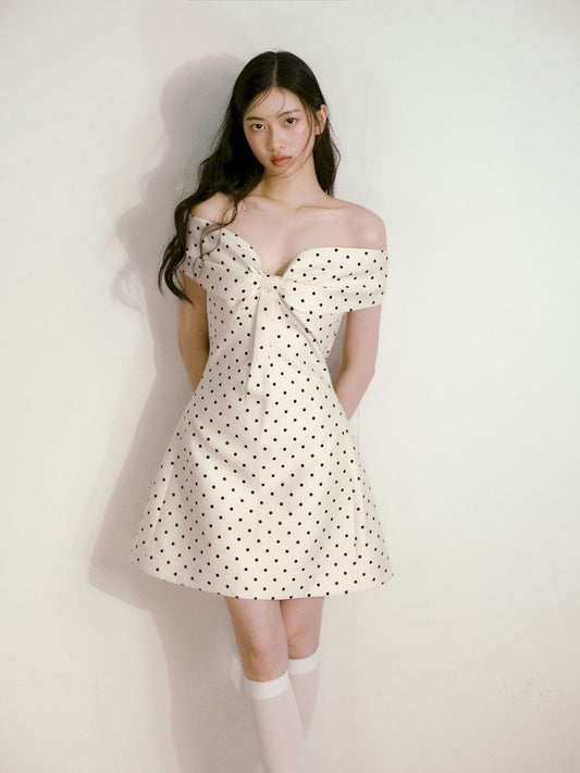 Polka dot three-dimensional bow one-shoulder waisted dress【s0000013238】