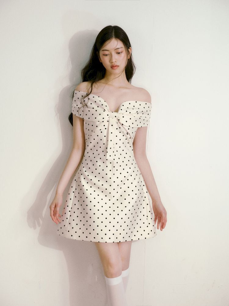 Polka dot three-dimensional bow one-shoulder waisted dress【s0000013238】