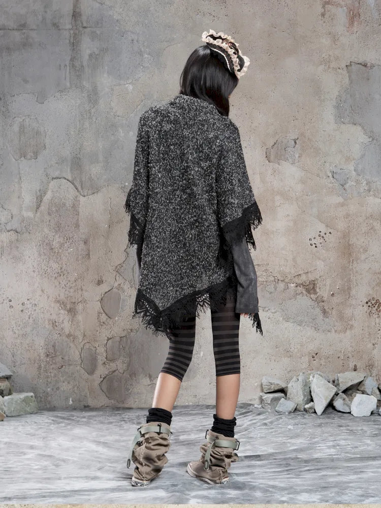 Asymmetrical fringe detailing on a niche knit top【s0000014136】