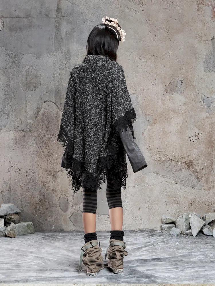 Asymmetrical fringe detailing on a niche knit top【s0000014136】