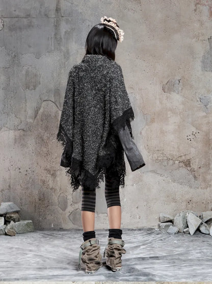 Asymmetrical fringe detailing on a niche knit top【s0000014136】