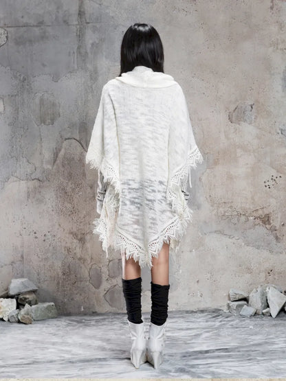 Asymmetrical fringe detailing on a niche knit top【s0000014136】