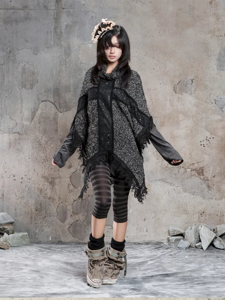 Asymmetrical fringe detailing on a niche knit top【s0000014136】