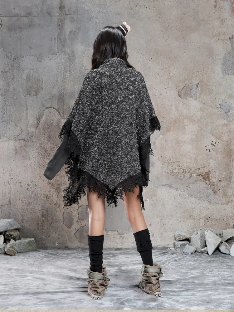 Asymmetrical fringe detailing on a niche knit top【s0000014136】