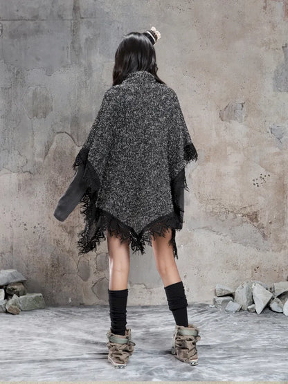 Asymmetrical fringe detailing on a niche knit top【s0000014136】