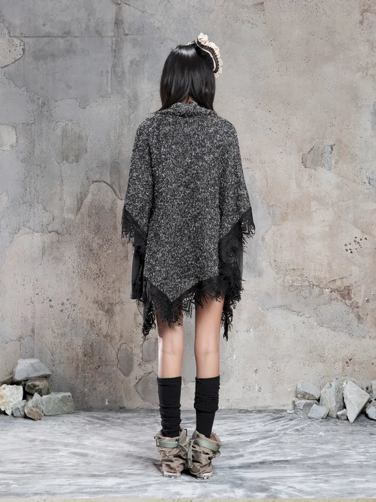 Asymmetrical fringe detailing on a niche knit top【s0000014136】