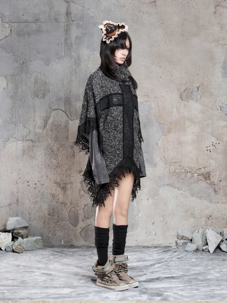 Asymmetrical fringe detailing on a niche knit top【s0000014136】